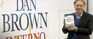Bestseller-Autor Dan Brown posiert mit seinem sechsten Roman "Inferno" bei der Madrider Buchmesse im Mai 2013.