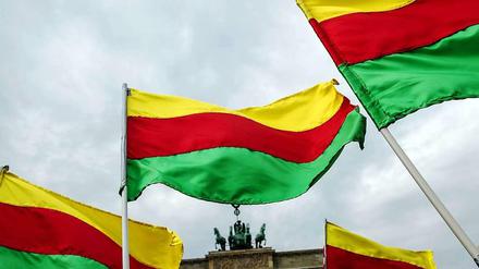 Die Fahnen der kurdischen Nationalbewegung vor dem Brandenburger Tor. Die Kurden haben keinen eigenen Staat und werden in vielen Ländern des Nahen Ostens unterdrückt.