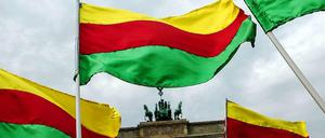 Die Fahnen der kurdischen Nationalbewegung vor dem Brandenburger Tor. Die Kurden haben keinen eigenen Staat und werden in vielen Ländern des Nahen Ostens unterdrückt.