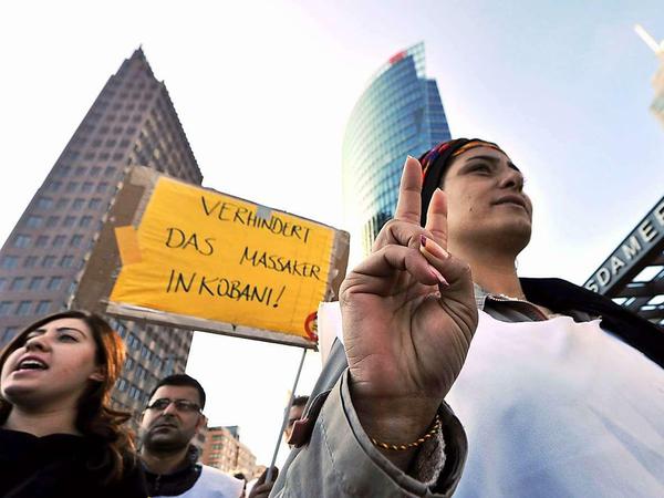 Berliner Kurdinnen demonstrieren vor ein paar Tagen am Potsdamer Platz gegen das Massaker in Syrien.