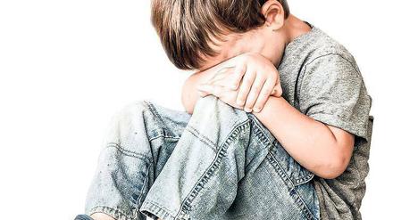 Augen zu. Experten glauben, auf jeden gemeldeten Misshandlungsfall kommen 400 nicht gemeldete.