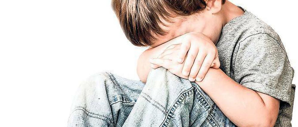 Augen zu. Experten glauben, auf jeden gemeldeten Misshandlungsfall kommen 400 nicht gemeldete.