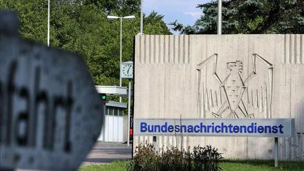 Der NSA-Ausschuss versucht seit Monaten, Licht in die Zusammenarbeit deutscher und amerikanischer Nachrichtendienste zu bringen. Aus Geheimunterlagen soll nun hervorgehen, dass der BND der NSA jahrelang auch Daten deutscher Bürger zuleitete - quasi aus Versehen.