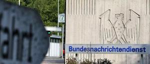Der NSA-Ausschuss versucht seit Monaten, Licht in die Zusammenarbeit deutscher und amerikanischer Nachrichtendienste zu bringen. Aus Geheimunterlagen soll nun hervorgehen, dass der BND der NSA jahrelang auch Daten deutscher Bürger zuleitete - quasi aus Versehen.