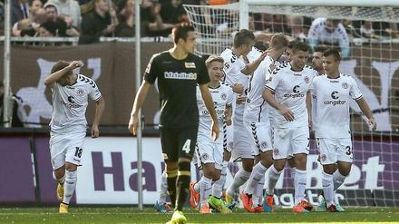 Die Spieler des FC St. Pauli bejubeln das 1:0 vom Elfmeterpunkt.