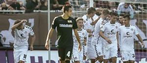 Die Spieler des FC St. Pauli bejubeln das 1:0 vom Elfmeterpunkt.