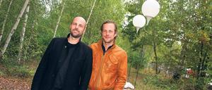 Kreative Brüder. Christopher (li.) und Marc Bauder wollen mit ihrer „Lichtgrenze“ die Mauer entschweben lassen. Fürs Foto haben sie zwei der 8000 Ballonstelen aufgebaut, die am Abend des 9. November leuchtend abheben sollen.
