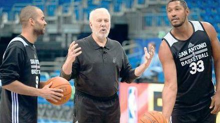 Bonjour, Monsieur Popovich. Der Spurs-Trainer setzt in seiner Mannschaft konsequent auf ausländische Spieler, die Franzosen Tony Parker (l.) und Boris Diaw (r.) sind nur zwei von insgesamt neun Akteuren ohne US-Pass. 