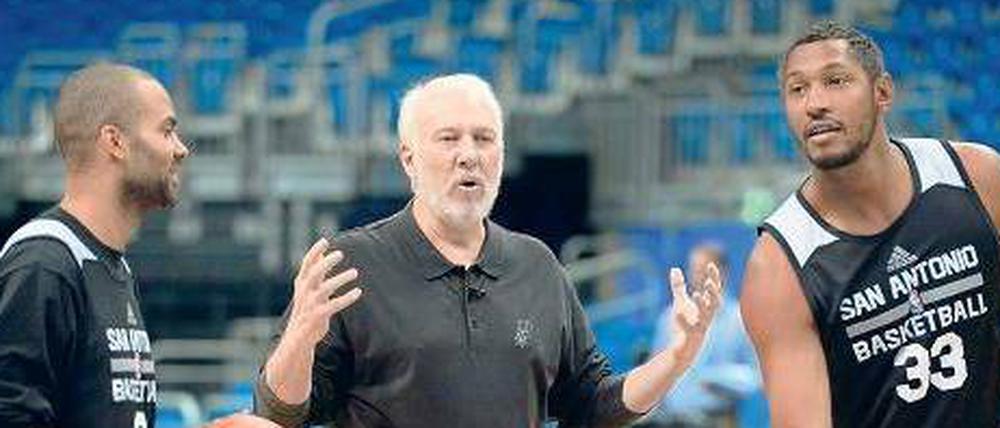 Bonjour, Monsieur Popovich. Der Spurs-Trainer setzt in seiner Mannschaft konsequent auf ausländische Spieler, die Franzosen Tony Parker (l.) und Boris Diaw (r.) sind nur zwei von insgesamt neun Akteuren ohne US-Pass.