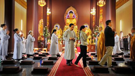 Zentrum des Südens. Über der Spandauer Linh-Thuu-Pagode wehte lange die Fahne Südvietnams. Auch heute kommen Besucher mit Süd- und nordvietnamesischen Wurzeln einander nur zögernd näher.