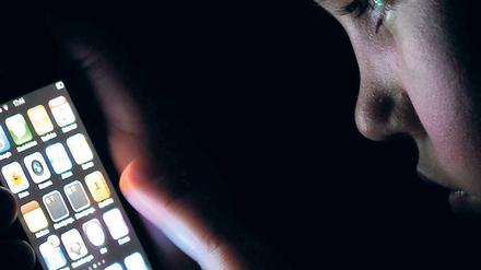 Leuchtfeuer der Moderne. Auch Smartphones werden von LED-Licht erhellt. Ohne blaue Leuchtdioden wäre diese Technik undenkbar. 