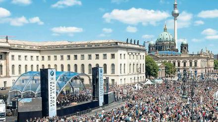 Platzkonzert. 42 000 Besucher erlebten am 1.Juni 2014 bei bestem Wetter das "Staatsoper für alle"-Event auf dem Bebelplatz.