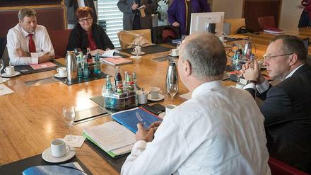 Hier noch am Koalitions-Verhandlungstisch, bald vielleicht schon vor Gericht: Brandenburgs Linke-Chef Christian Görke (ganz links) und Fraktionschefin Margitta Mächtig.