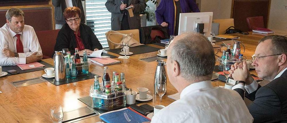 Hier noch am Koalitions-Verhandlungstisch, bald vielleicht schon vor Gericht: Brandenburgs Linke-Chef Christian Görke (ganz links) und Fraktionschefin Margitta Mächtig.