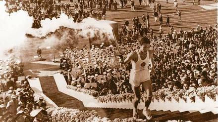 Symbolfigur. Yoshinori Sakai entzündete am Am 10. Oktober 1964 das olympische Feuer. Er war am Tag des Atombombenabwurfes in Hiroshima geboren worden. 