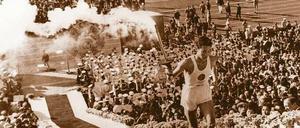 Symbolfigur. Yoshinori Sakai entzündete am Am 10. Oktober 1964 das olympische Feuer. Er war am Tag des Atombombenabwurfes in Hiroshima geboren worden. 