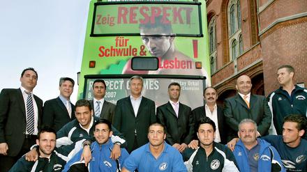 Gruppenbild mit dem Regierendem. Klaus Wowereit posiert 2007 inmitten von Türkiyem-Spielern, dahinter ein BVG-Bus mit entsprechender Botschaft