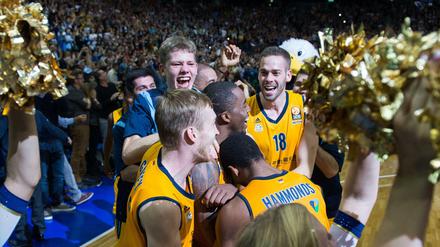 Das geht unter die Haut. Albas Spieler bejubeln ihren sensationellen Sieg gegen NBA-Meister San Antonio.