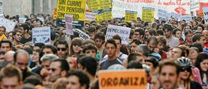 Jugendliche gehen in Madrid wegen der Jobflaute auf die Straße.