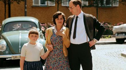 Friede (Antonia Scherpf), Mutter (Naomi Krauss) und Vater (Maxim Mehmet).