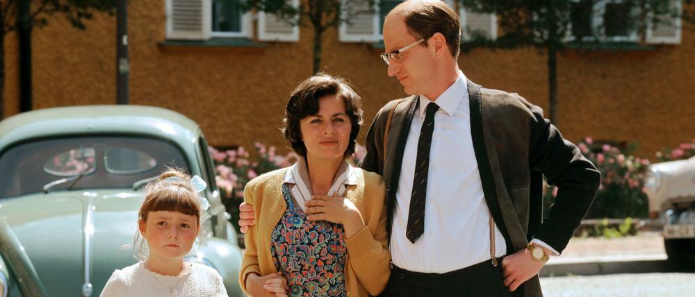 Friede (Antonia Scherpf), Mutter (Naomi Krauss) und Vater (Maxim Mehmet).