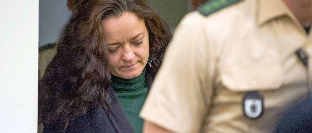 Die Angeklagte Beate Zschäpe betritt am 07.10.2014 den Gerichtssaal im Oberlandesgericht in München (Bayern).