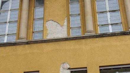 Am Steglitzer Fichtenberg-Gymnasium musste aus Sicherheitsgründen Putz abgeschlagen werden - er drohte herabzustürzen. 