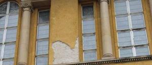 Am Steglitzer Fichtenberg-Gymnasium musste aus Sicherheitsgründen Putz abgeschlagen werden - er drohte herabzustürzen. 