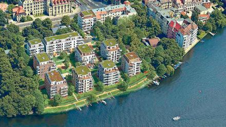 Das ist die (Ufer-)Krone im grünsten und wasserreichsten Bezirk Berlins. Hier ist angeblich alles zu haben: familiengerechte Haus-in-Haus-Konzepte mit eigenem Garten, ebenerdige, großzügige Wohnungen mit Freiraum sowie Penthäuser mit spektakulärem Wasser- oder Grünblick bis hin zu attraktiven Zwei-Zimmer-Wohnungen mit effektiver Raumnutzung.
