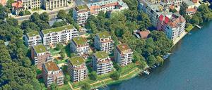Das ist die (Ufer-)Krone im grünsten und wasserreichsten Bezirk Berlins. Hier ist angeblich alles zu haben: familiengerechte Haus-in-Haus-Konzepte mit eigenem Garten, ebenerdige, großzügige Wohnungen mit Freiraum sowie Penthäuser mit spektakulärem Wasser- oder Grünblick bis hin zu attraktiven Zwei-Zimmer-Wohnungen mit effektiver Raumnutzung. 