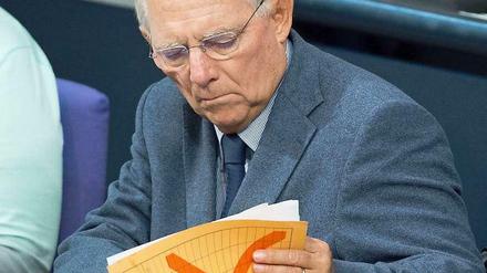 Nie mehr Schulden - das ist der Plan von Finanzminister Wolfgang Schäuble (CDU). Ungewöhnlich deutlich widersprechen ihm die Berater aus den Instituten nun. 