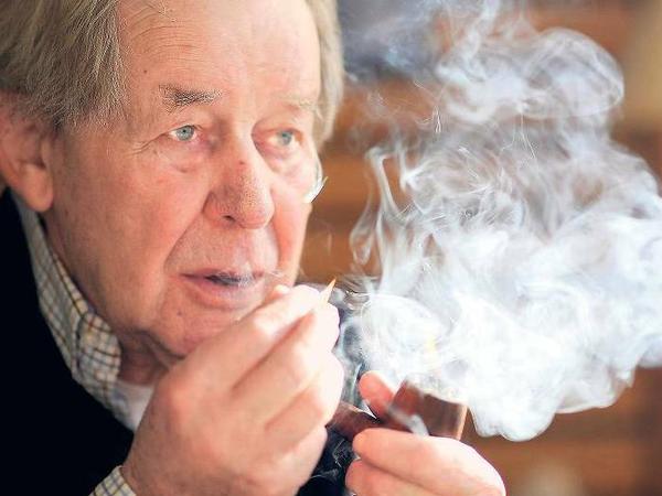 In seinem Dunstkreis. „Ich bekenne, ich brauche Geschichten, um die Welt zu verstehen.“ Einer von Siegfried Lenz’ Leitsätzen, die Pfeife wiederum war sein Markenzeichen.