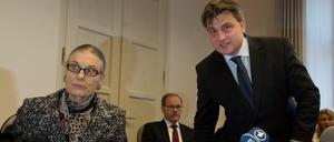 Der bayerische Justizminister Winfried Bausback (CSU) und die Leiterin der Einsatzgruppe "Schwabinger Kunstfund", Ingeborg Berggreen-Merkel.