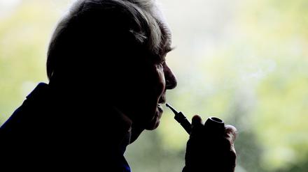 Siegfried Lenz mit seiner Pfeife.