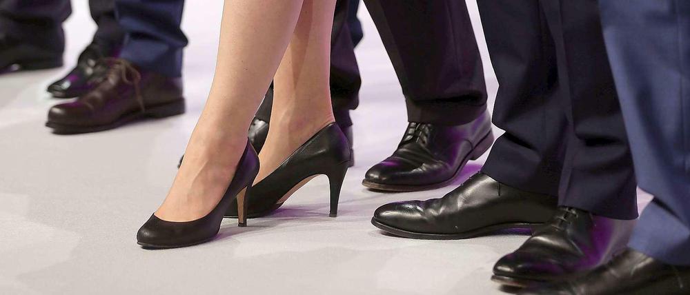 Die Zahl der Frauen in Aufsichtsräten steigt - in Vorständen sinkt sie leicht. 
