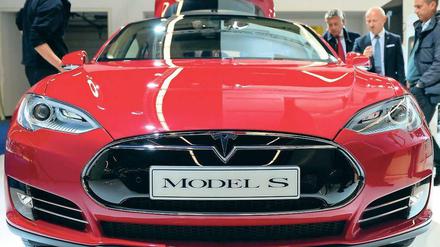 Rein elektrisch. Tesla präsentiert sein Model S jetzt am Kurfürstendamm.