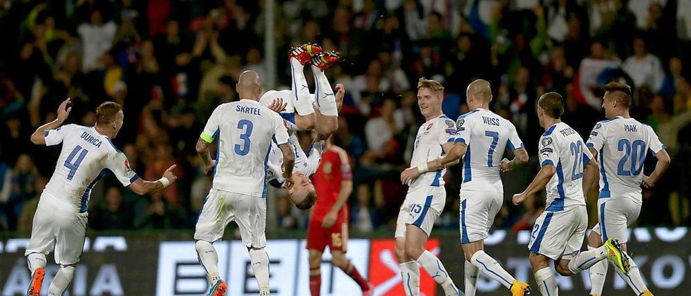 Auf den Kopf gestellt. Juraj Kucka (Salto) feiert seinen Führungstreffer für die Slowakei gegen Europameister Spanien.