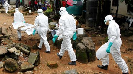 Die Helfer - hier in Liberia - kommen im Kampf gegen die Ebola-Epidemie kaum hinterher. Die USA wollen deshalb mehr Soldaten schicken. Auch die Bundeswehr-Hilfsflüge nach Westafrika sind mittlerweile angelaufen.