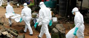 Die Helfer - hier in Liberia - kommen im Kampf gegen die Ebola-Epidemie kaum hinterher. Die USA wollen deshalb mehr Soldaten schicken. Auch die Bundeswehr-Hilfsflüge nach Westafrika sind mittlerweile angelaufen.