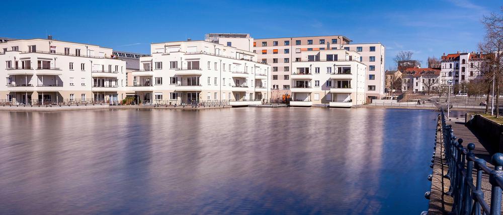 Haus am See. Immer mehr Berliner entscheiden sich für eine Eigentumswohnung, wie hier am Tegeler Hafen. Bei Immobilientransaktionen verdrängte die Hauptstadt 2013 den Spitzenreiter München vom ersten Platz. 