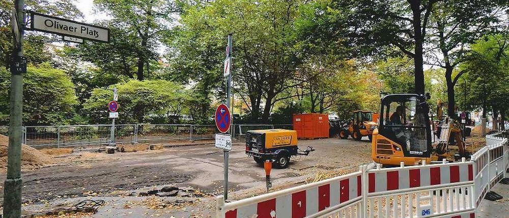 Am Olivaer Platz rollen die Bagger, noch nicht für die umstrittene Neugestaltung der Grünanlage, aber für begleitende Veränderungen in der dazugehörigen Straße.