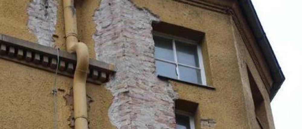 Am Steglitzer Fichtenberg-Gymnasium musste aus Sicherheitsgründen Putz abgeschlagen werden - er drohte herabzustürzen.