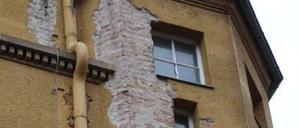 Am Steglitzer Fichtenberg-Gymnasium musste aus Sicherheitsgründen Putz abgeschlagen werden - er drohte herabzustürzen.