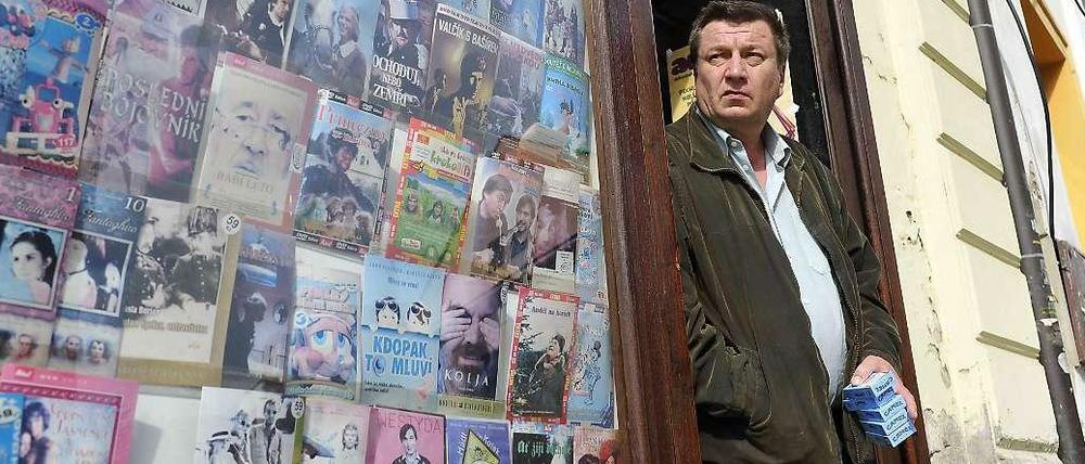Ein Mann, ein Blick, eine Zigarette, das kann er gut, sagt Aki Kaurismäki. Hier steht er 2011 an der Tür eines tschechischen Videoladens.