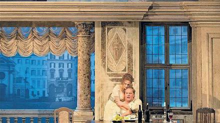 Zweite Ebene. Anja Kampe (Tosca) und Michael Volle (Scarpia) werden im Schillertheater von Zeichnungen gedoppelt. 