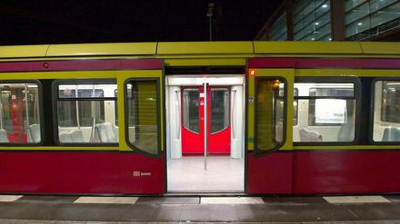 Eine geparkte S-Bahn am Mittwochmorgen am Bahnhof Ostkreuz. Erst in der Mittagszeit wird sich auch der Berliner Nahverkehr wieder normalisieren.