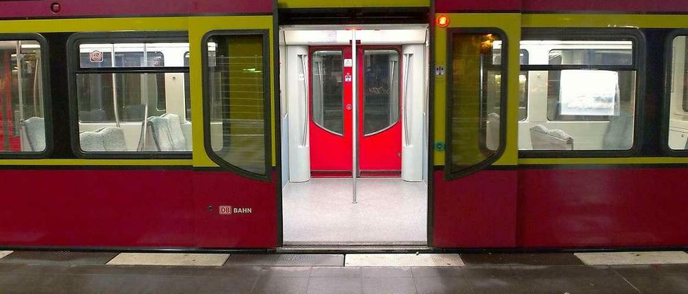 Eine geparkte S-Bahn am Mittwochmorgen am Bahnhof Ostkreuz. Erst in der Mittagszeit wird sich auch der Berliner Nahverkehr wieder normalisieren.