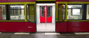 Eine geparkte S-Bahn am Mittwochmorgen am Bahnhof Ostkreuz. Erst in der Mittagszeit wird sich auch der Berliner Nahverkehr wieder normalisieren.