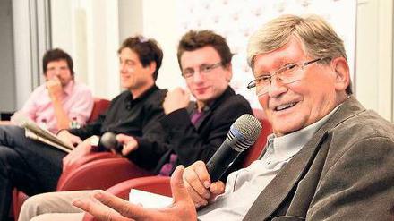Fabulierlustig: Lothar Heinke erzählt; Robert Ide, Lorenz Maroldt und mawil (v.r.) lauschen.