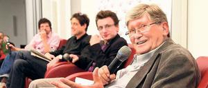 Fabulierlustig: Lothar Heinke erzählt; Robert Ide, Lorenz Maroldt und mawil (v.r.) lauschen.